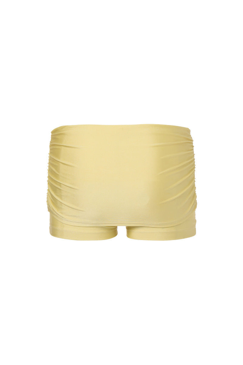 Suncillo dusty butter yellow skort, casual shorts with a relaxed fit and comfortable fabric, shown on a model.