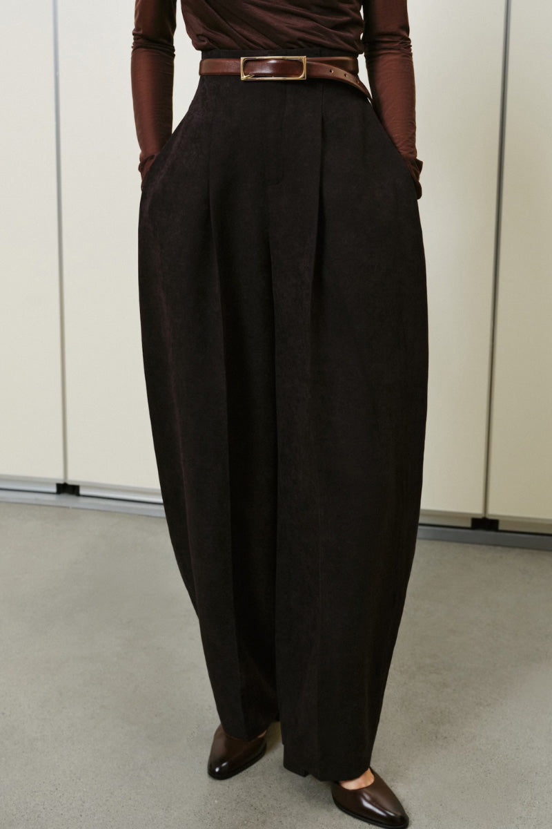 Leica balloon trousers, stylish pants with a relaxed fit, featuring a lightweight fabric and modern design, shown on a model.