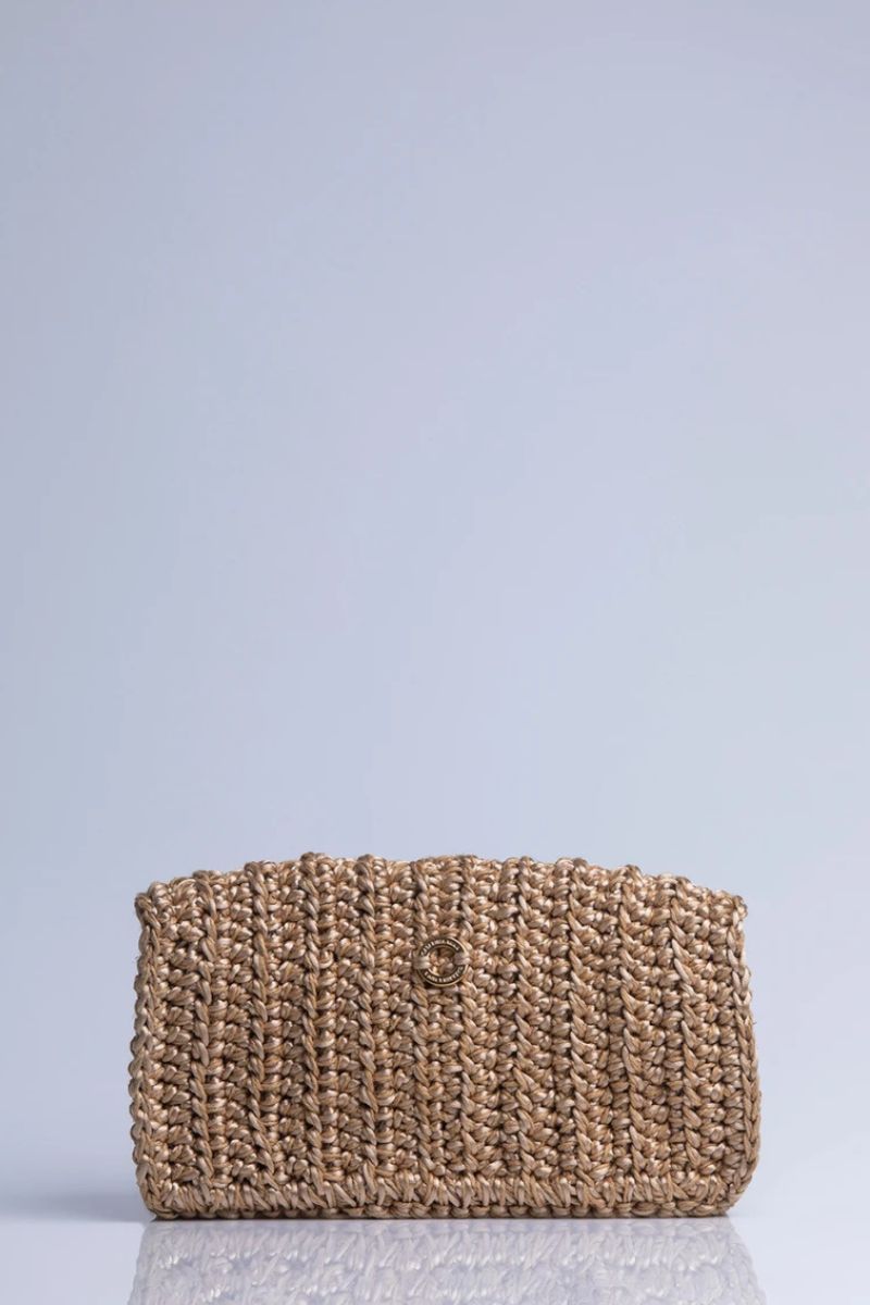 Catarina Mina Horizonte shoulder bag in sand color with sleek design and adjustable strap, stylish accessory for everyday use.