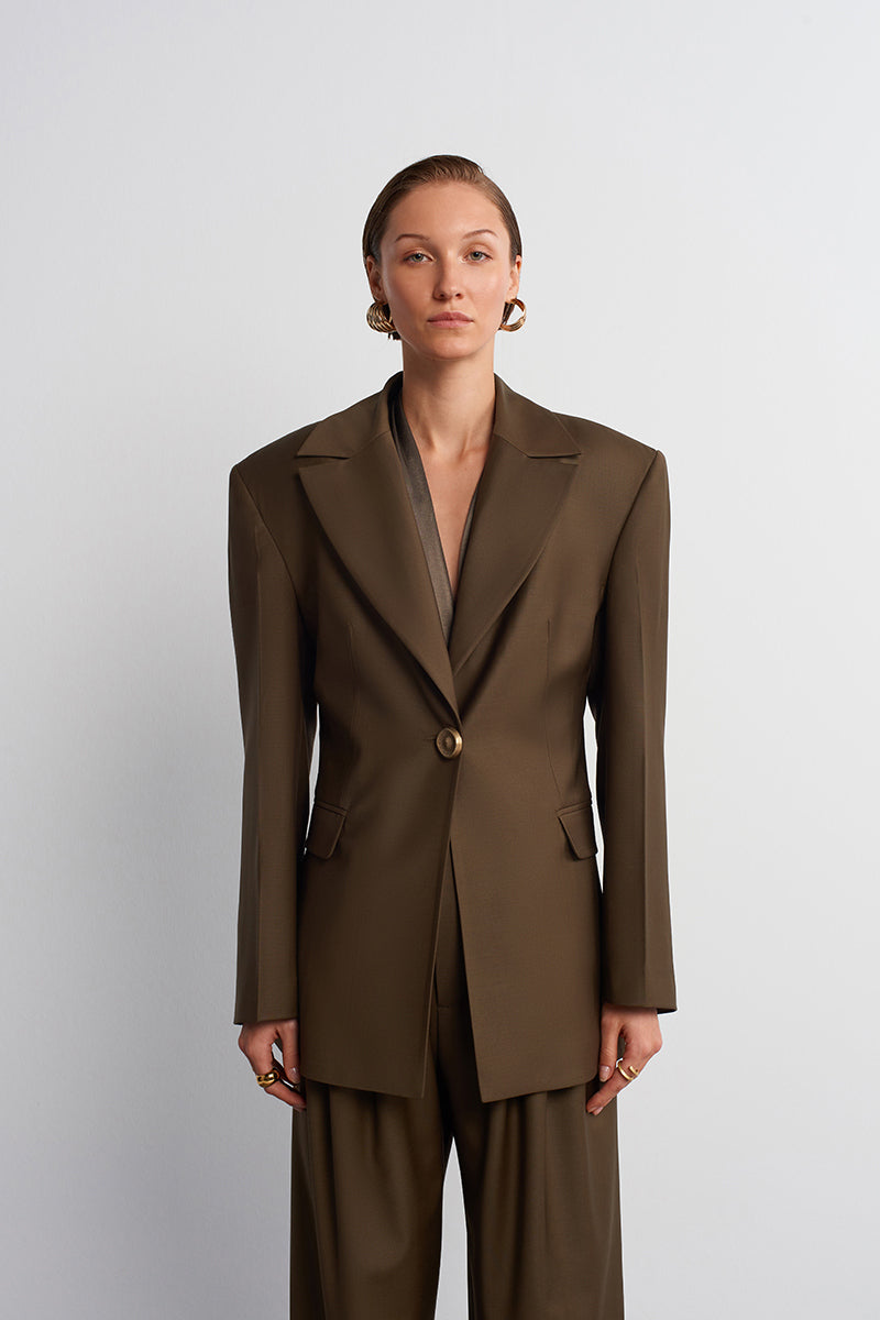 Acaria Studio Earth Blazer in hazelnut brown, tailored blazer with lapel collar and front pockets, stylish for professional or casual wear.