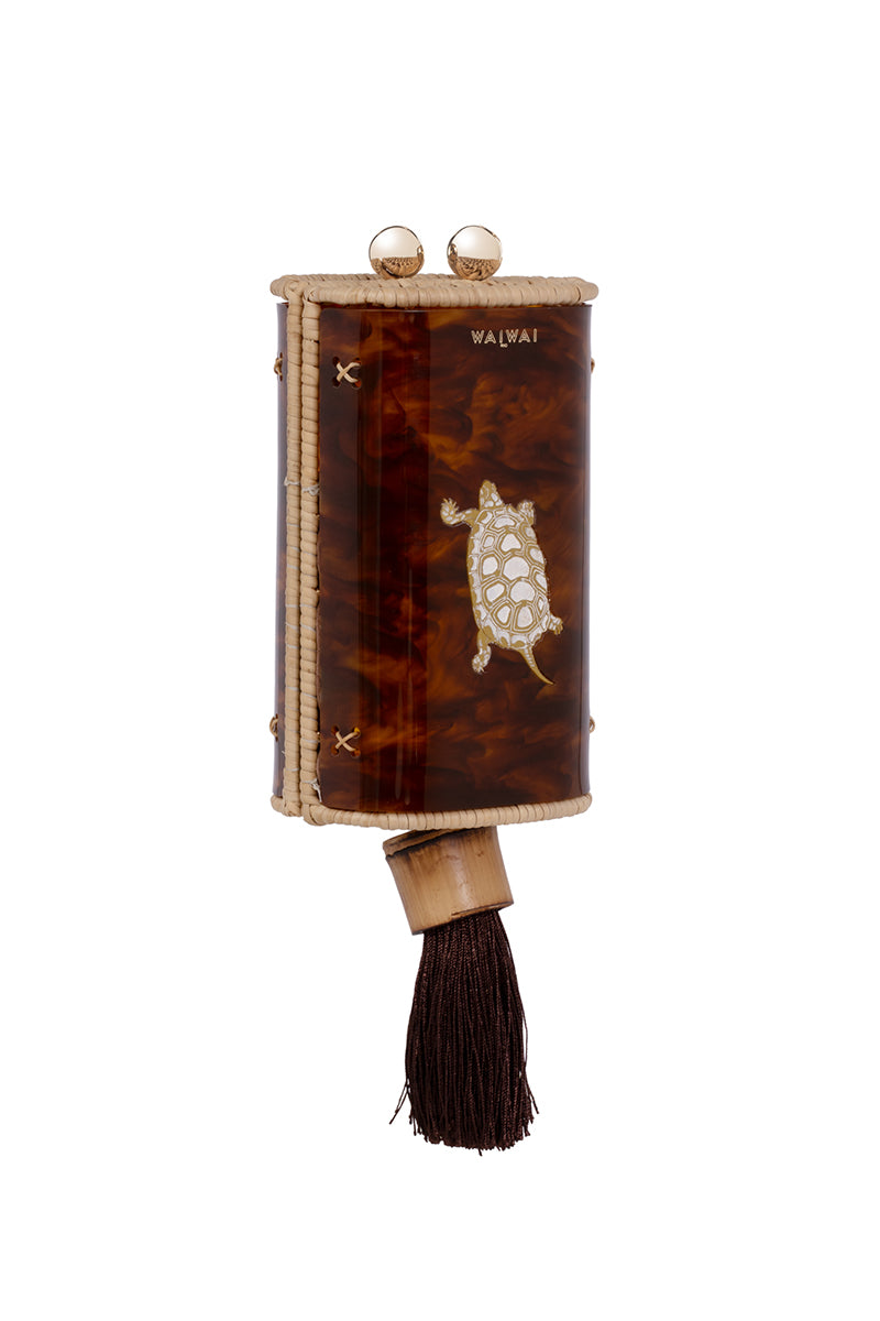 Waiwai Rio CANTIL turtle shoulder bag with adjustable strap, featuring a woven turtle design and natural color tones.