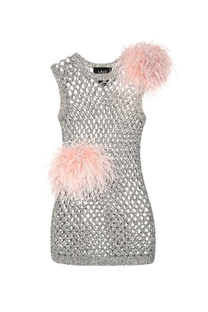 فستان قصير من قماش شبكي مزين بتفاصيل من الريش