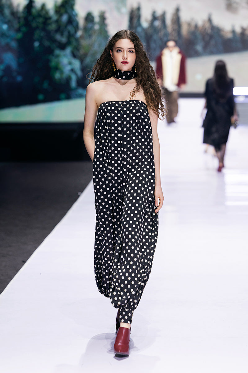 Black Valenciani jumpsuit displayed on a mannequin, featuring a sleek design and stylish fit for modern fashion.