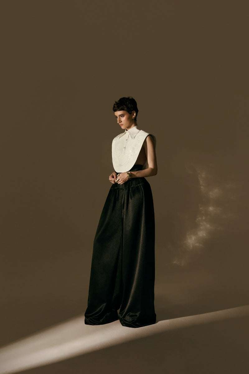 Poem Aether trousers in black, stylish pants with tailored fit, showcasing the sleek design and fabric texture.
