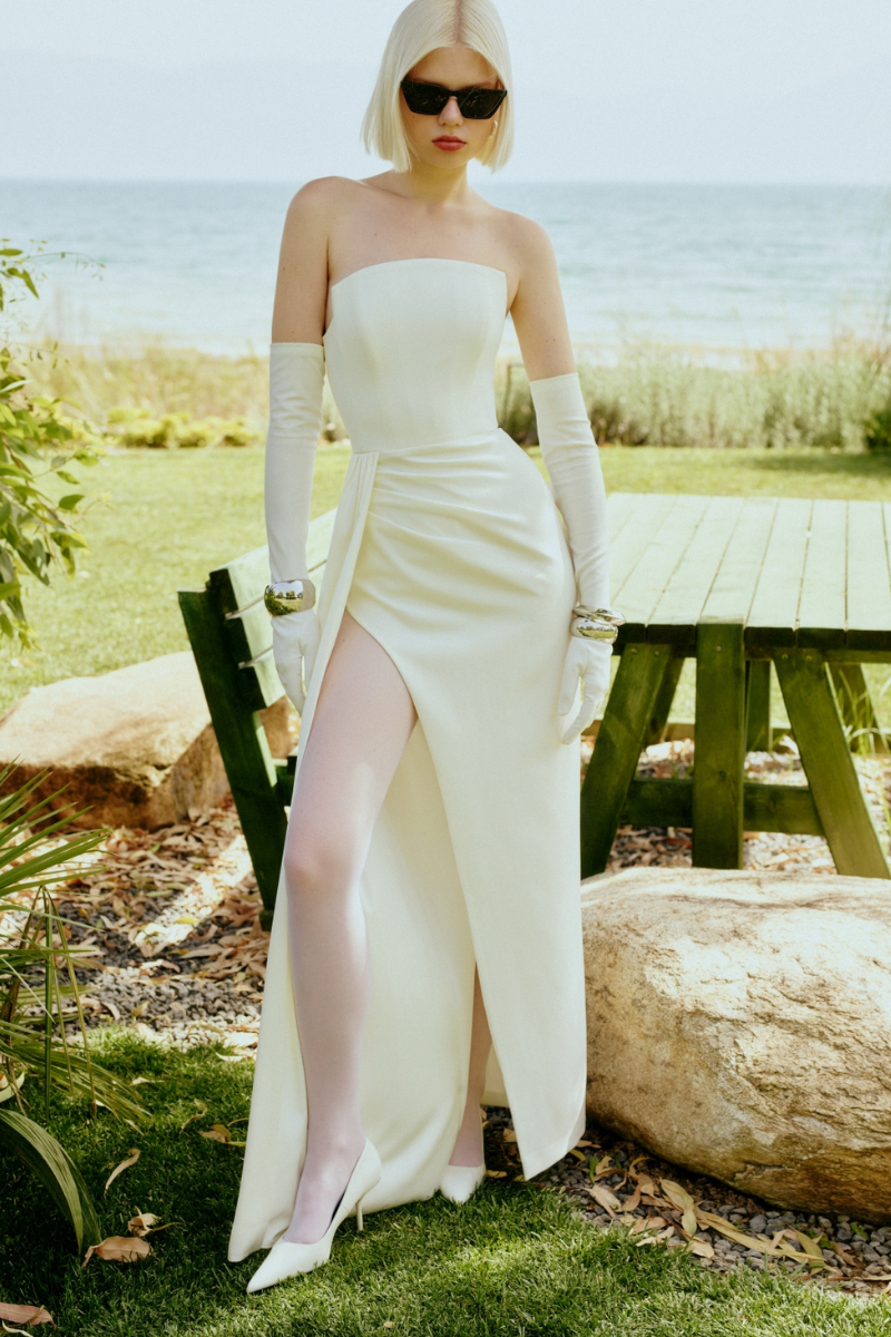 WHITE STRAPLESS CREPE DRESS WITH DEEP SLIT - CULT MIA
