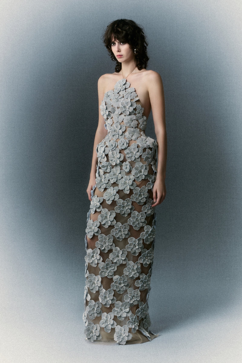 White Plan Genovela gown with elegant fabric and detailed design, showcased on a mannequin.