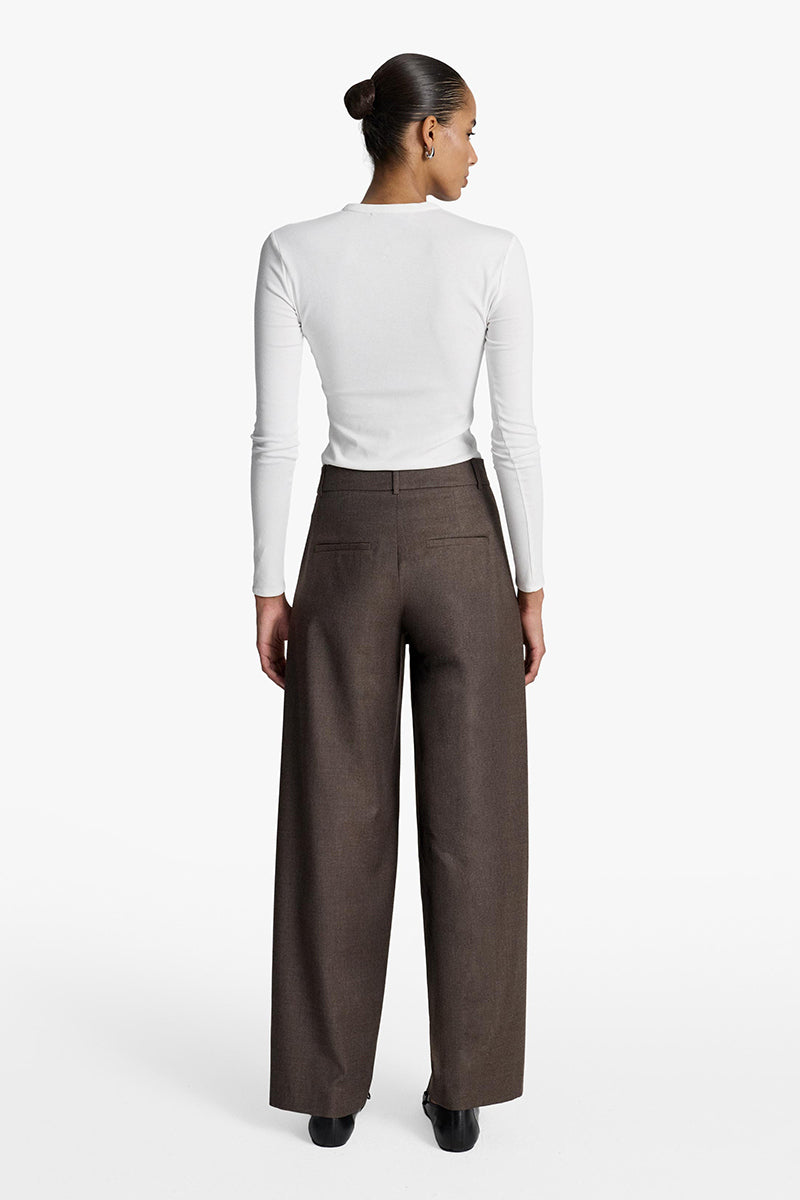 Acaria Studio Sahara pants in coffee color, stylish casual pants with relaxed fit and adjustable waistband, front pockets.