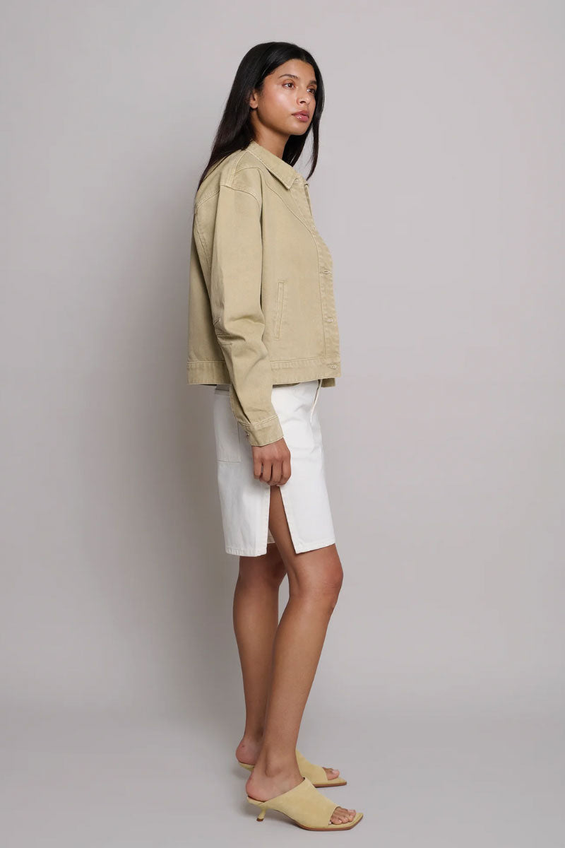 TT Studios Duke white shorts, casual men's shorts with a comfortable fit, shown on a model against a plain background.