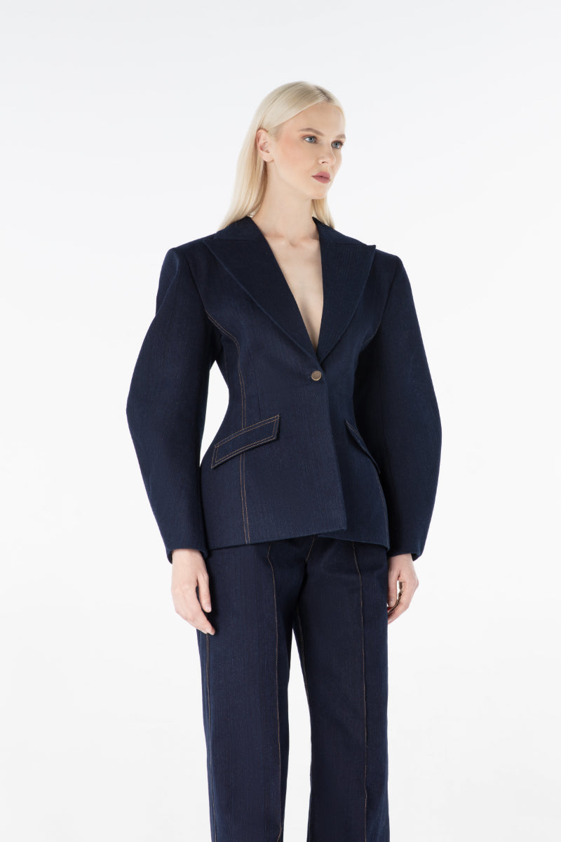 Lili Blanc AXIS trousers, stylish pants in a tailored fit, shown in a neutral color with a comfortable waistband and classic design.