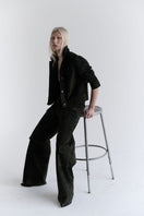 ZUT REMON suede pants in a relaxed fit, featuring a soft suede texture and classic design, shown on a model.
