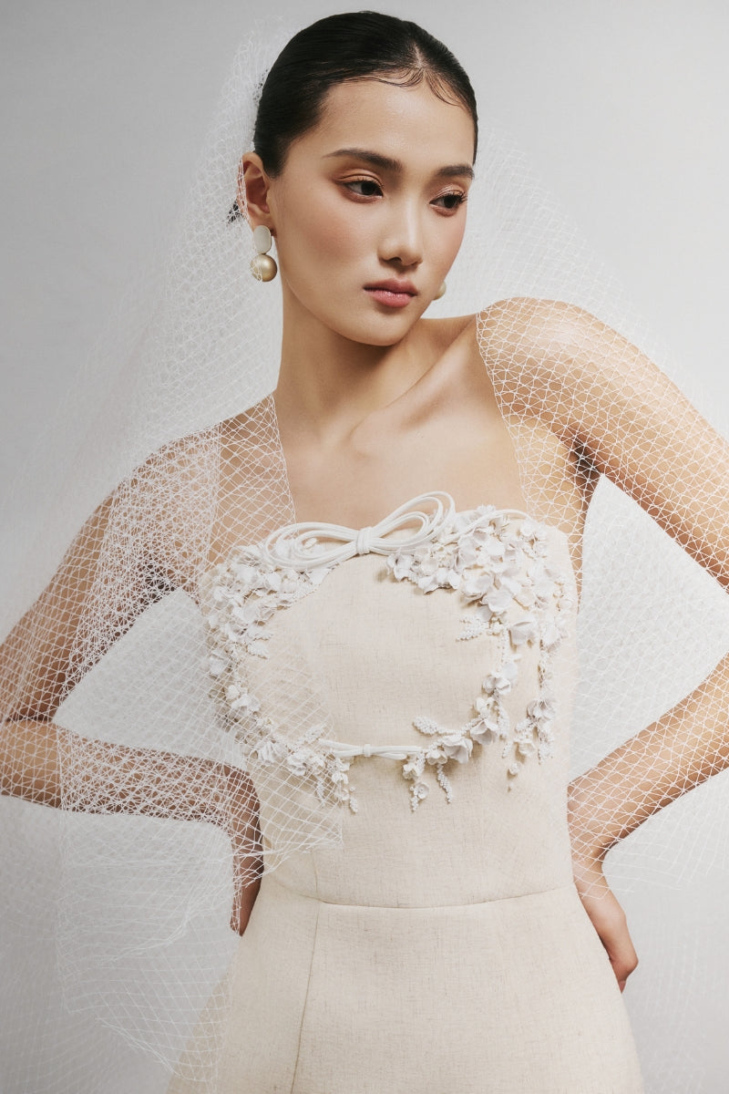 White Plan LANLOLA maxi dress, flowy white dress with a fitted waist and sleeveless design, perfect for summer wear.