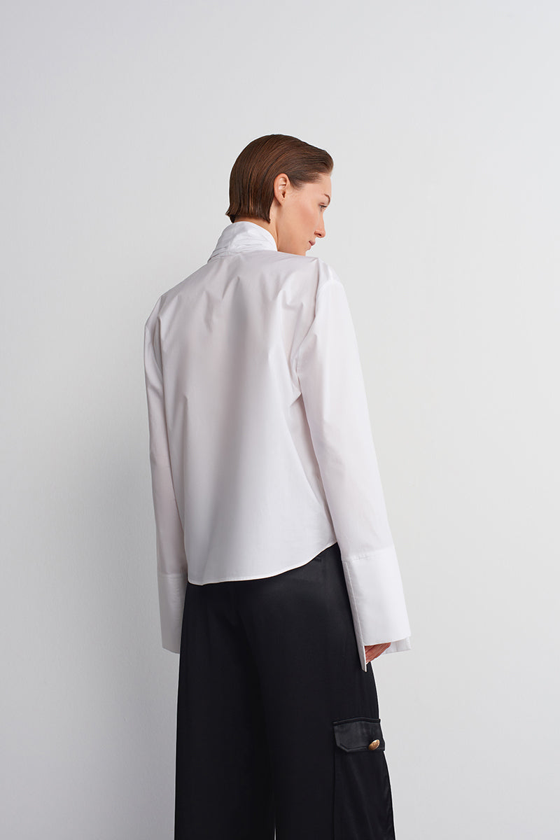 White historical shirt by Acaria Studio featuring vintage-inspired design and tailored fit, displayed on a mannequin.