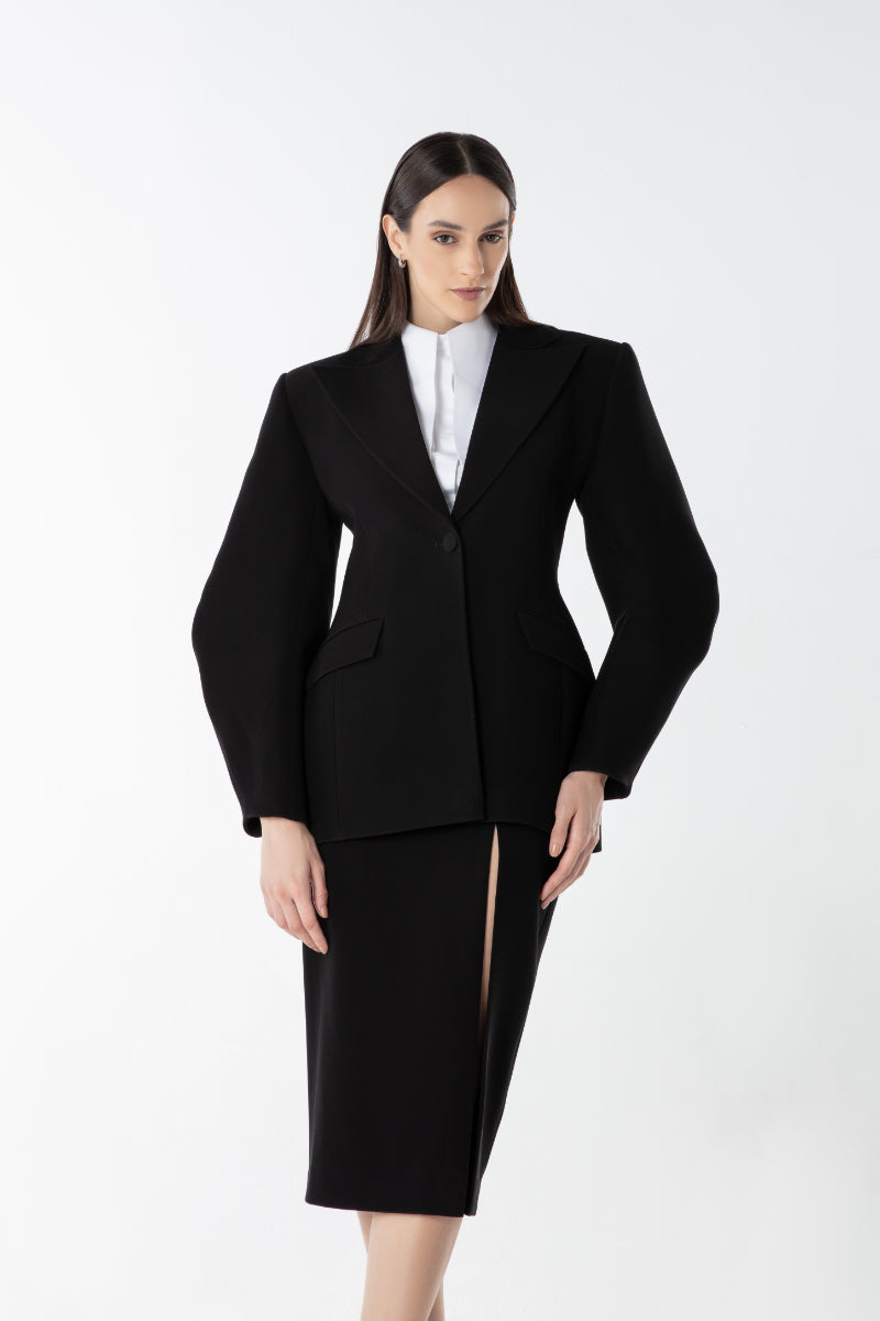 Lili Blanc LINE BLAZER in classic tailored blazer style, featuring a structured fit and versatile design.