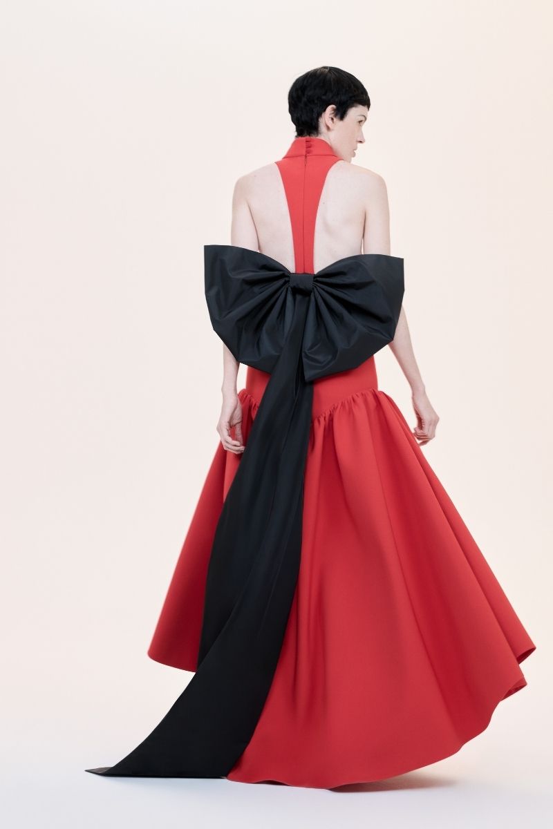 Nihan Peker ÉVAN red gown featuring elegant flowing fabric and intricate detailing, perfect for formal occasions.