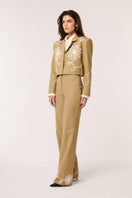 Señorita beige Lara pants featuring a tailored fit with belt loops and side pockets on a model.