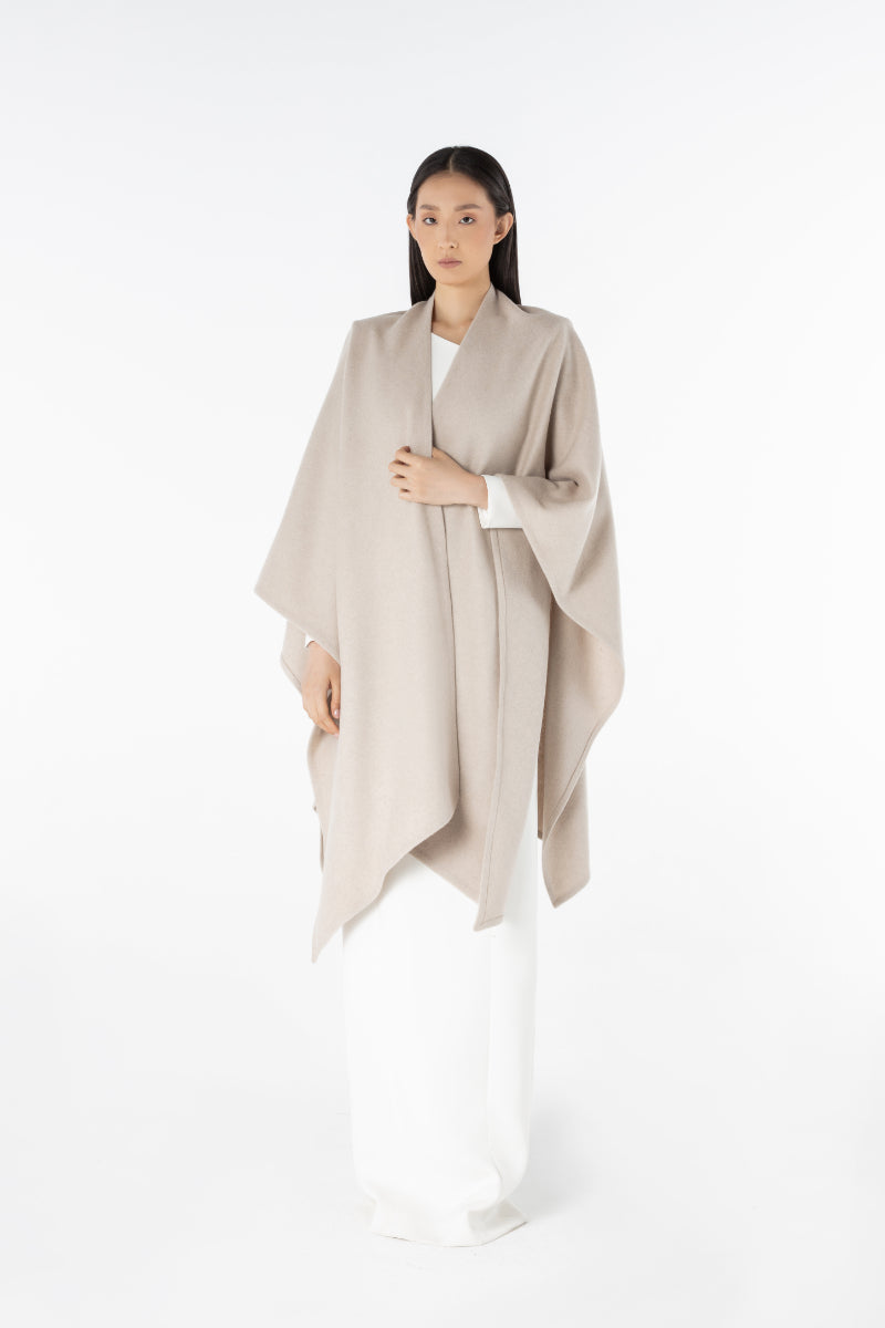 Lili Blanc oversized cardigan cape in soft knit fabric, draped style with wide sleeves and cozy fit, ideal for layered winter looks.