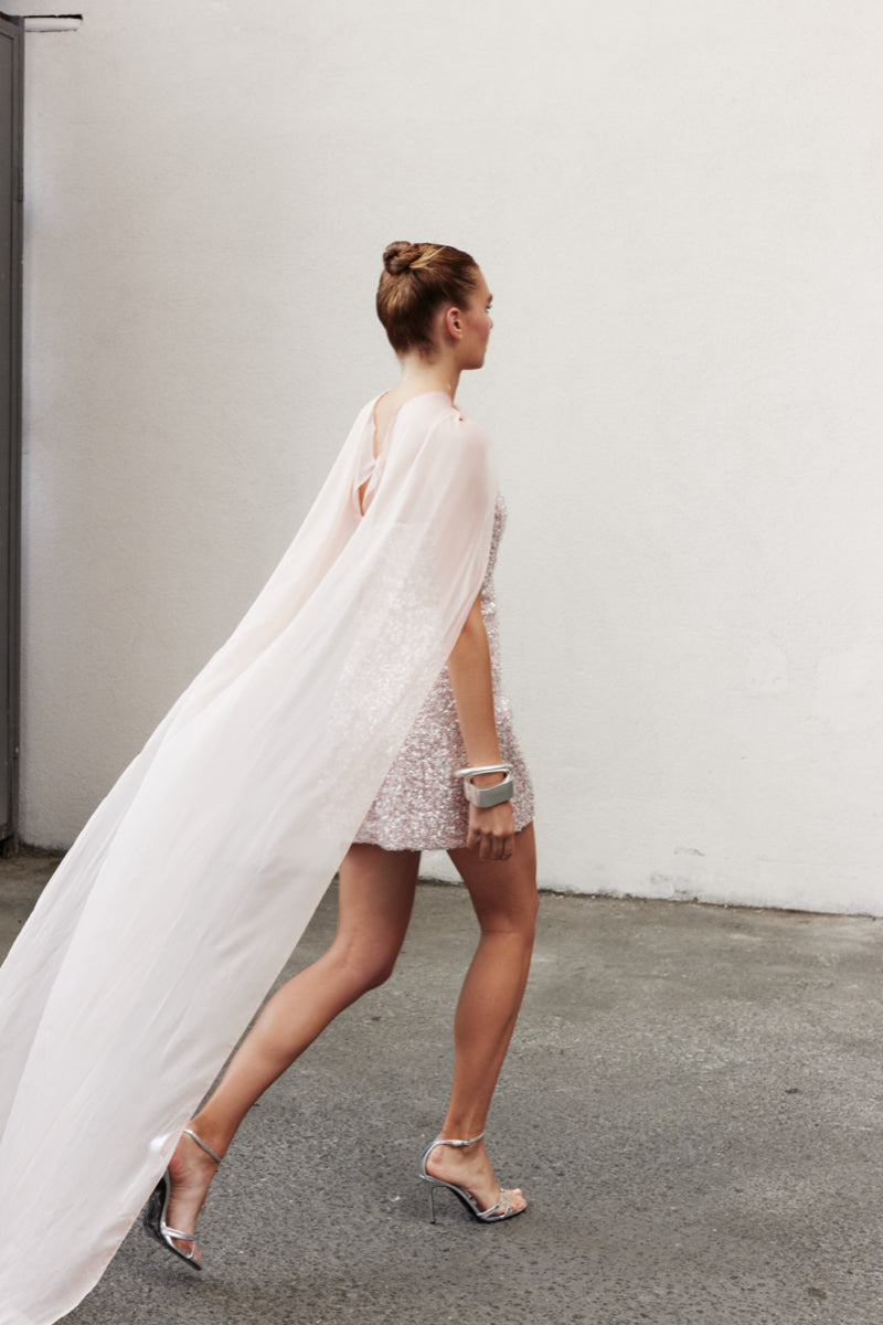 Nazlı Ceren Reya chiffon cape in cloud pink, stylish fashion jacket with flowing chiffon fabric and elegant design.