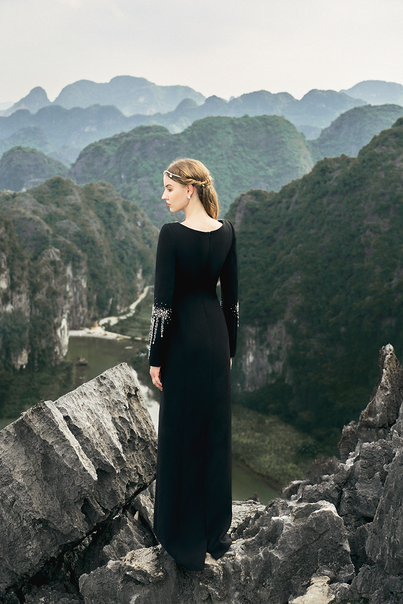 BLACK V-NECK BACK SLIT GOWN - CULT MIA