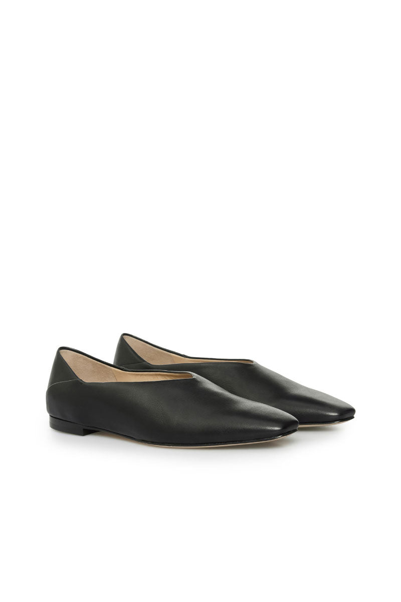 Black VIKELE STUDIO flats shoes with a sleek, minimalist design, perfect for casual or office wear.