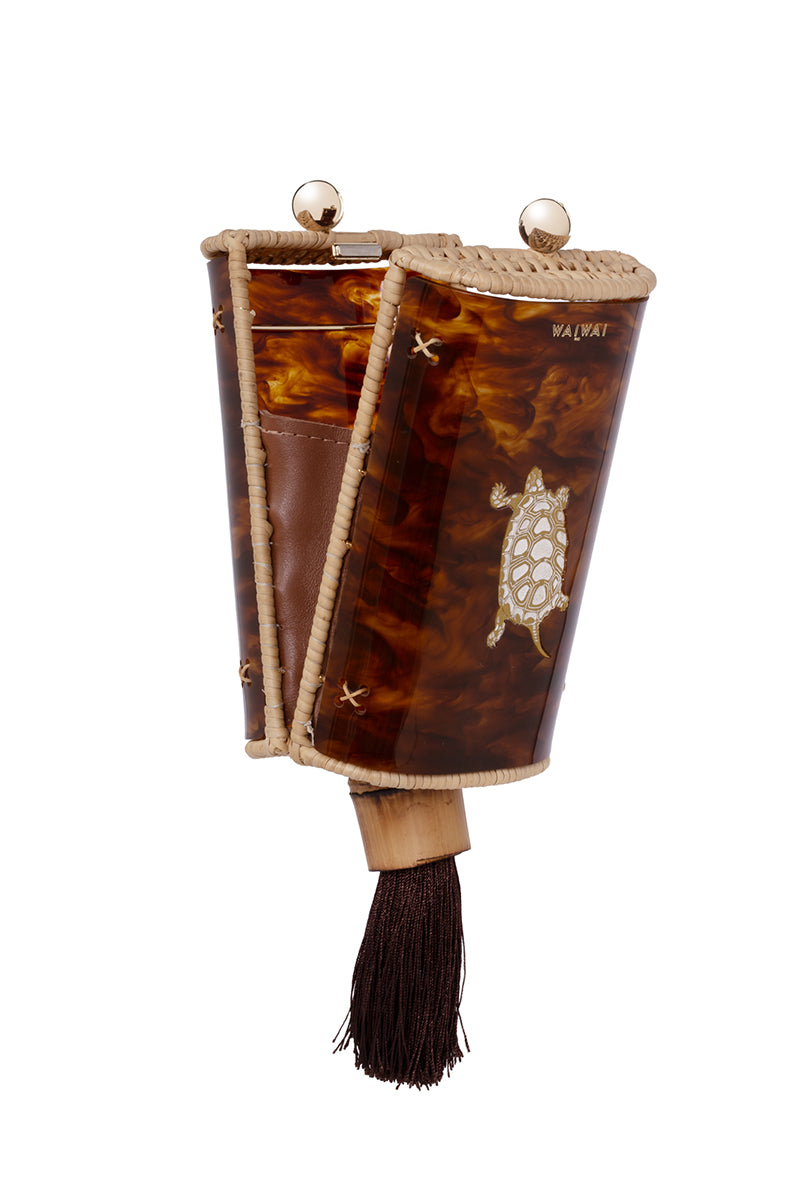 Waiwai Rio CANTIL Turtle Bag shoulder bag with woven design and turtle shape, featuring a natural straw texture.