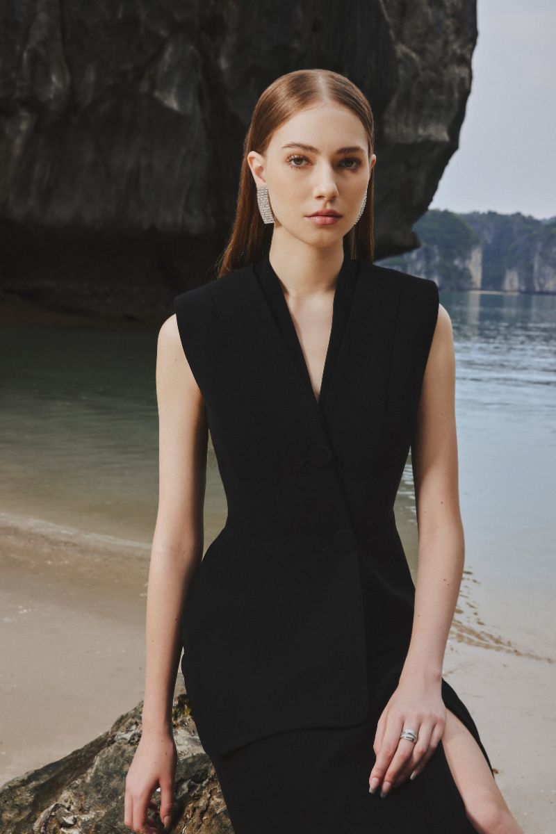 ASYMMETRIC SLEEVELESS BLAZER AND FEATHER SKIRT - CULT MIA