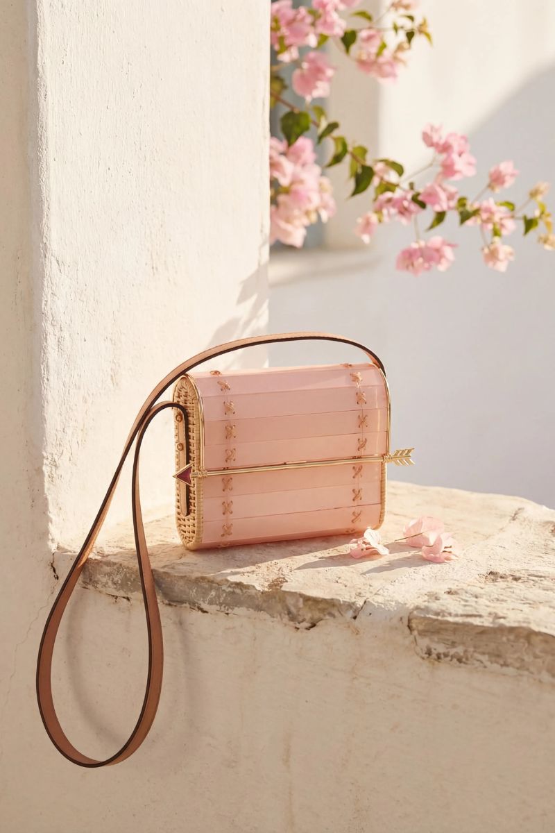 Pink Waiwai Rio Seringueira shoulder bag featuring a sleek design and adjustable strap, perfect for everyday use.
