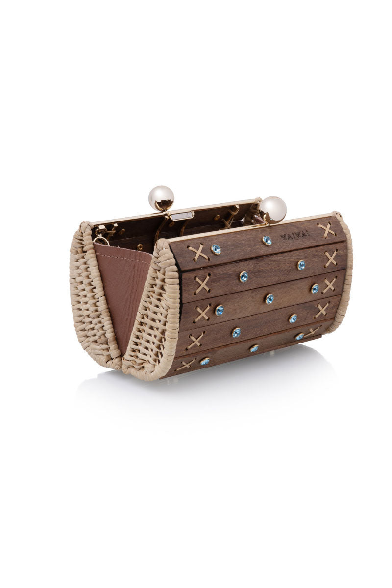 Waiwai Rio Petit Baoba clutch bag in Oud Safira with elegant design and vibrant blue color, perfect for stylish occasions.