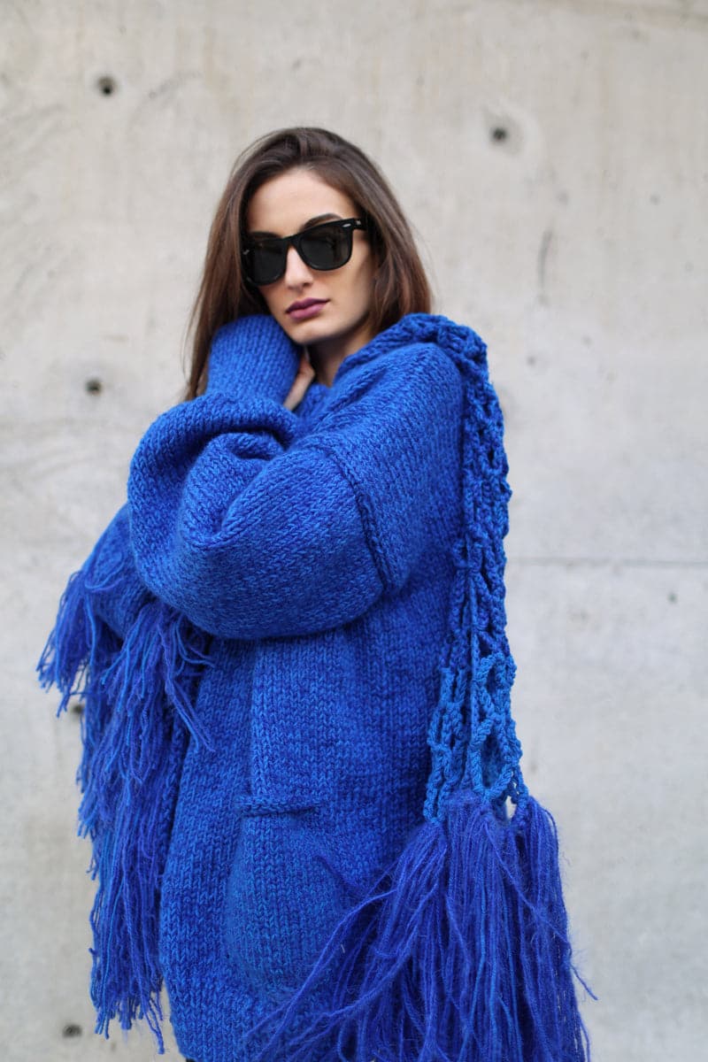 Blikvanger fringed poncho-style cardigan with open front and textured knit, stylish and cozy for casual wear.