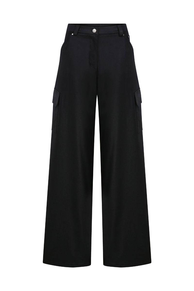 Sudi Etuz low waist cargo pants with multiple pockets and relaxed fit, made from durable fabric, displayed on a plain background.
