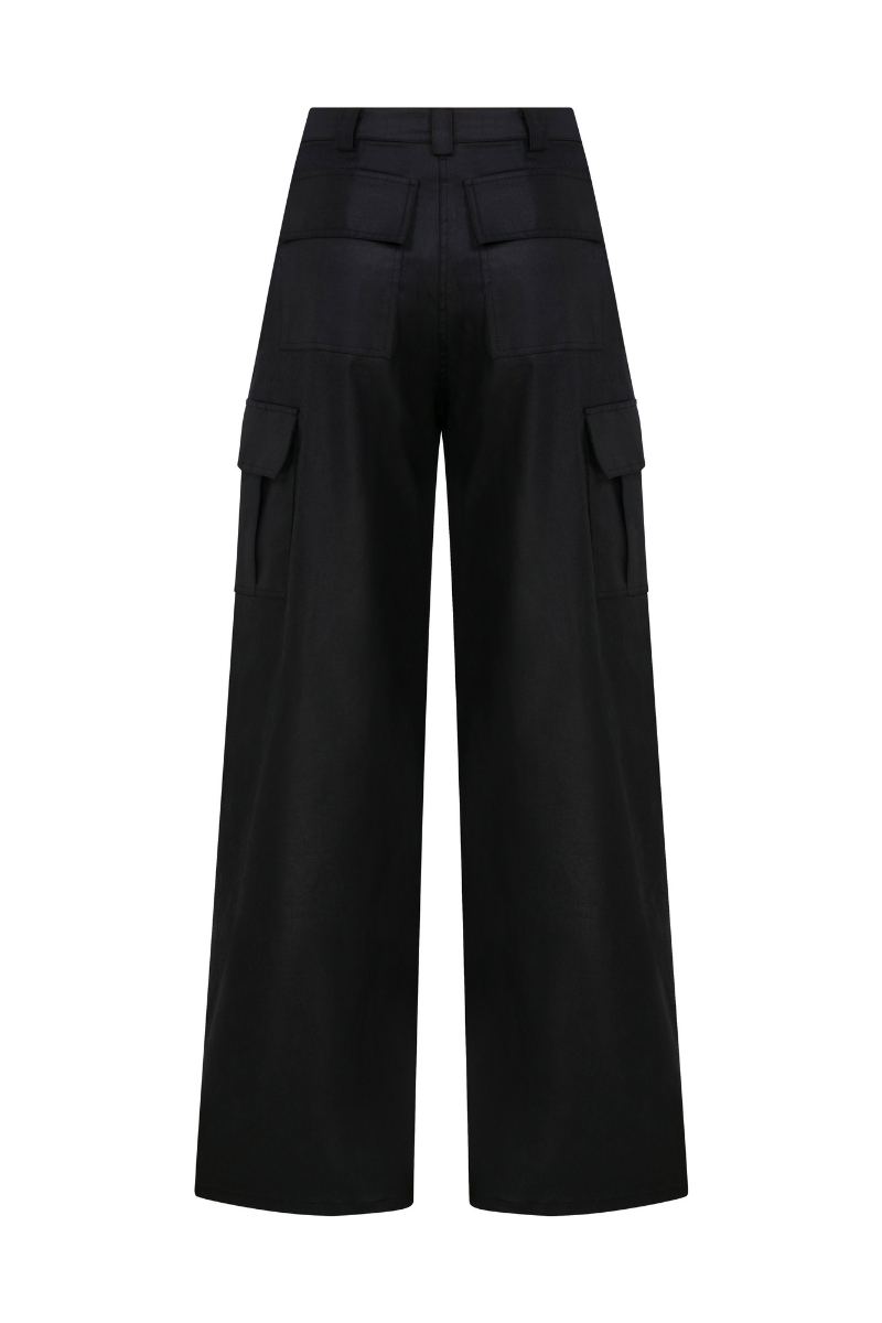 Sudi Etuz low waist cargo pants with multiple pockets, relaxed fit, and casual style, shown on a model.