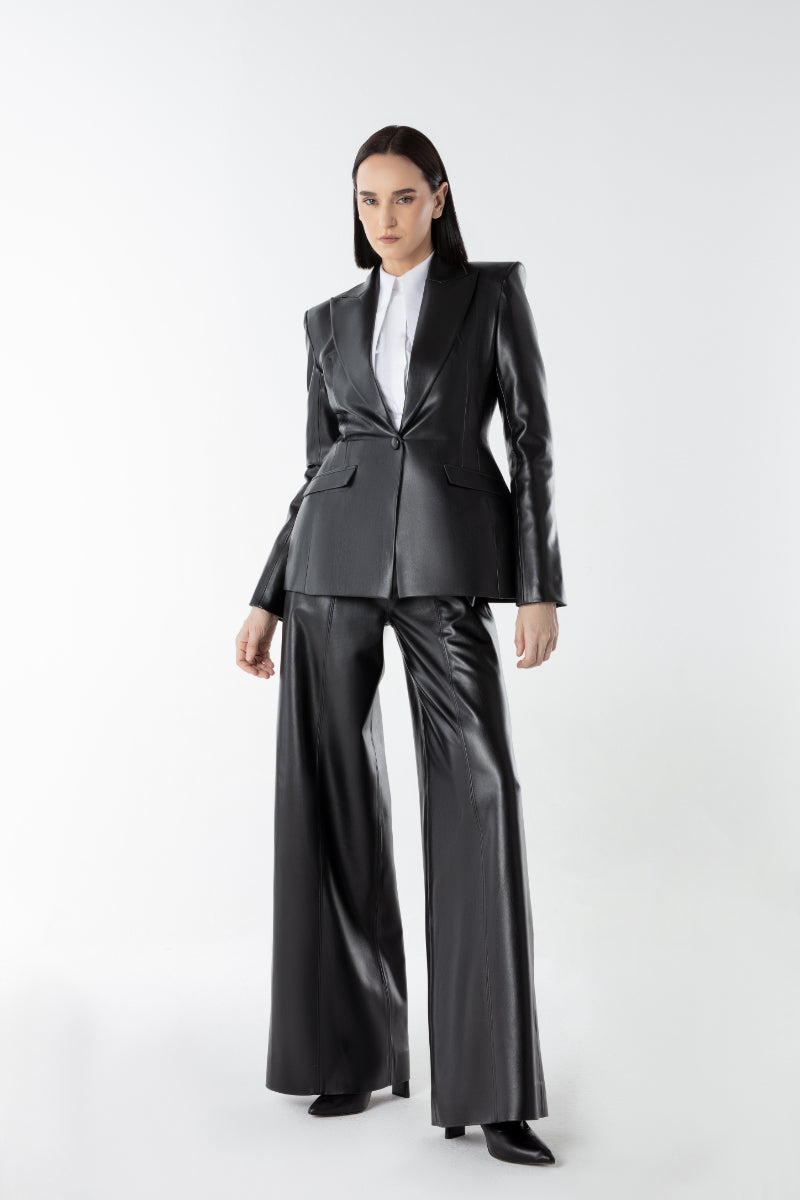 Lili Blanc vegan core trousers, stylish pants in a relaxed fit with a neutral color, showcasing front view and waistband details.