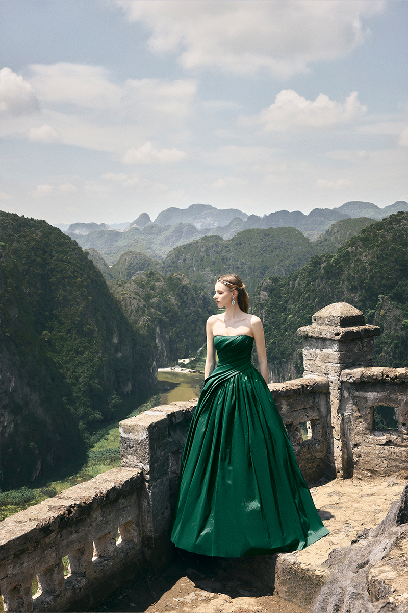GREEN STRAPLESS DIAGONAL GATHERED GOWN - CULT MIA