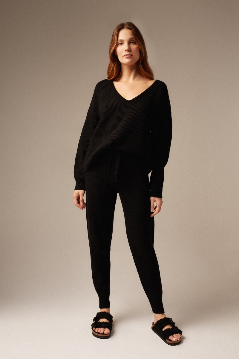 STELLA V-NECK SWEATER IN BLACK - CULT MIA