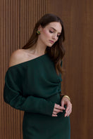 Undress Agalia deep green off-the-shoulder midi dress displayed on a mannequin, highlighting elegant neckline and flowing fabric.