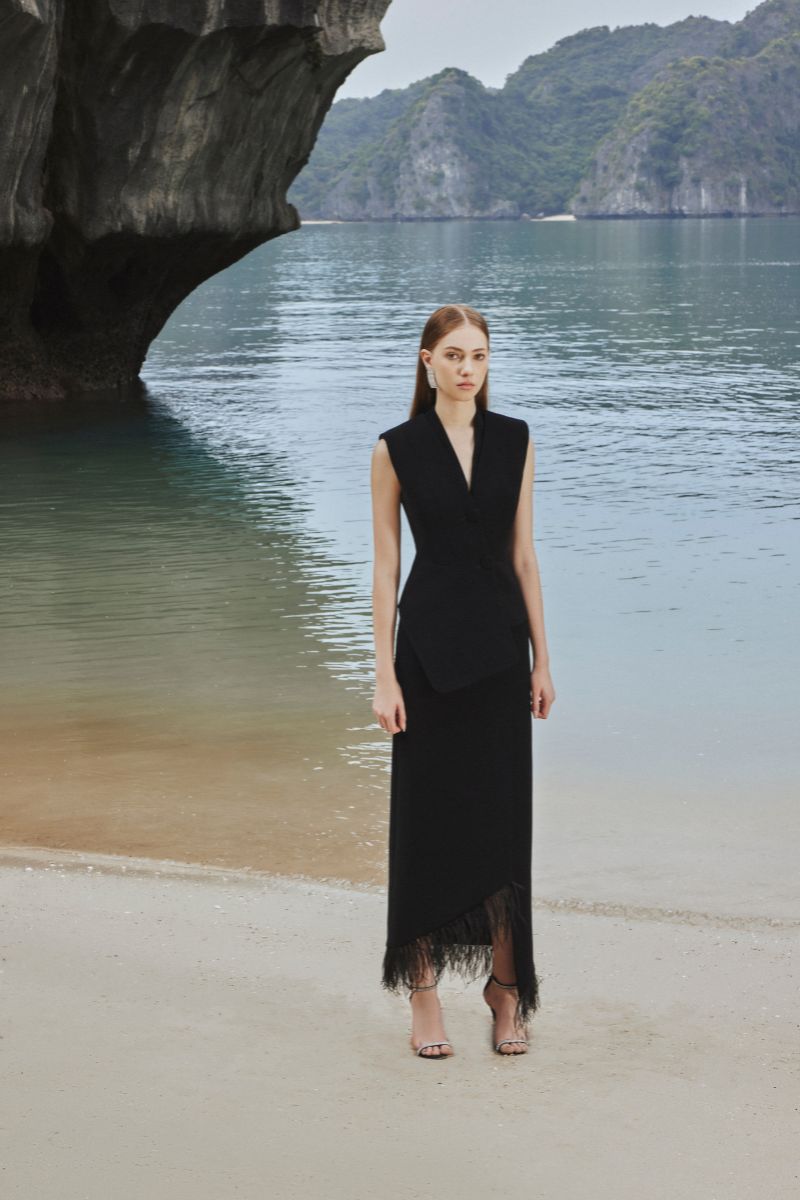 ASYMMETRIC SLEEVELESS BLAZER AND FEATHER SKIRT - CULT MIA