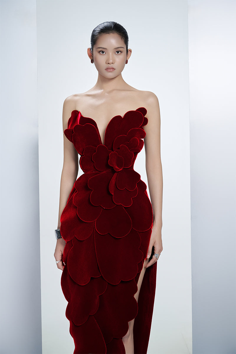 V-NECK PETAL STRAPLESS VELVET MAXI DRESS IN RED - CULT MIA