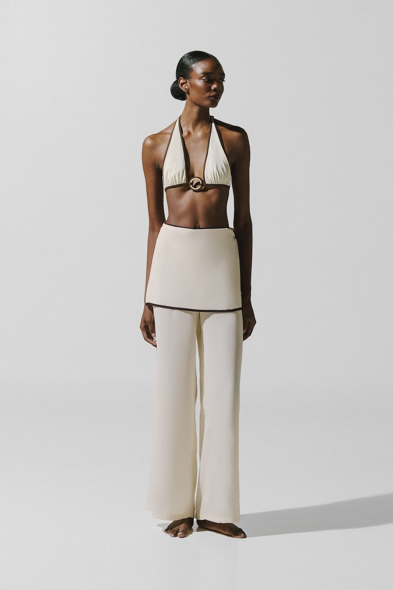 Baobab Renata pants in cappuccino, stylish women's trousers with a relaxed fit and soft fabric, shown in a natural pose.