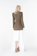 Lili Blanc FORM BLAZER in classic blazer style, tailored fit with lapels, worn on a model with a neutral background.