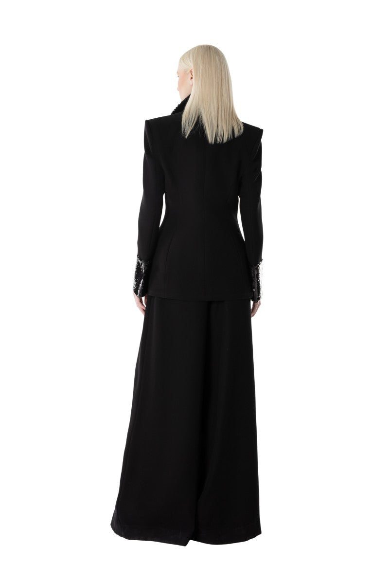 Lili Blanc EDGE BLAZER in classic tailored blazer style with structured fit, featuring lapels and front buttons.