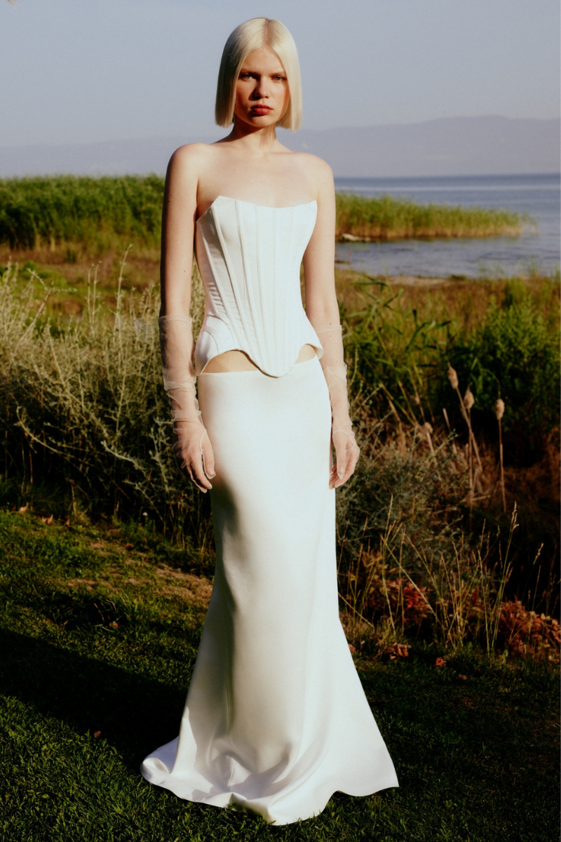 White low waist satin maxi skirt from Sudi Etuz, flowing fabric with a high slit and elegant design for a stylish look.