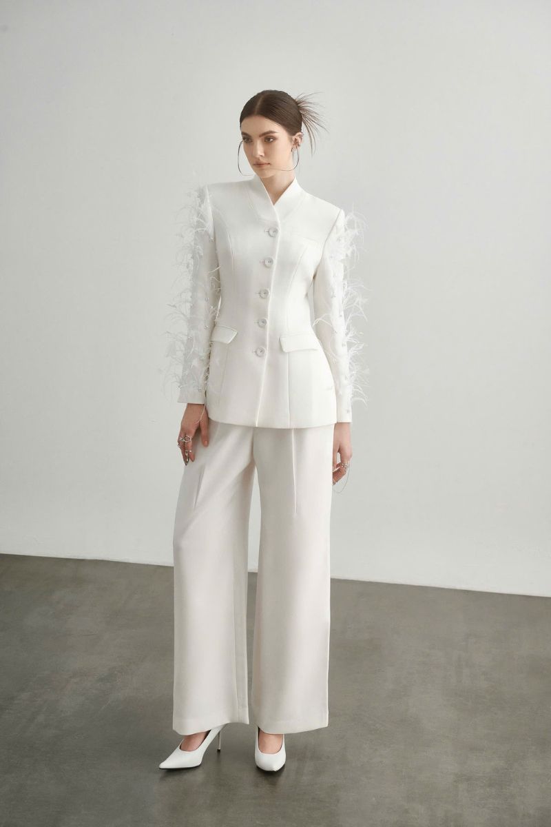 White Jane pants by Arti Apparel, stylish women's pants with a tailored fit, displayed on a model.