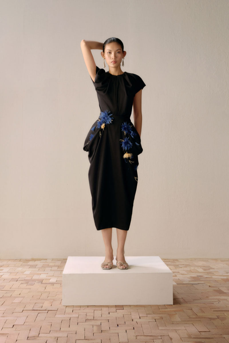Black Lecia full-blown top featuring long sleeves and a relaxed fit, displayed on a white background.