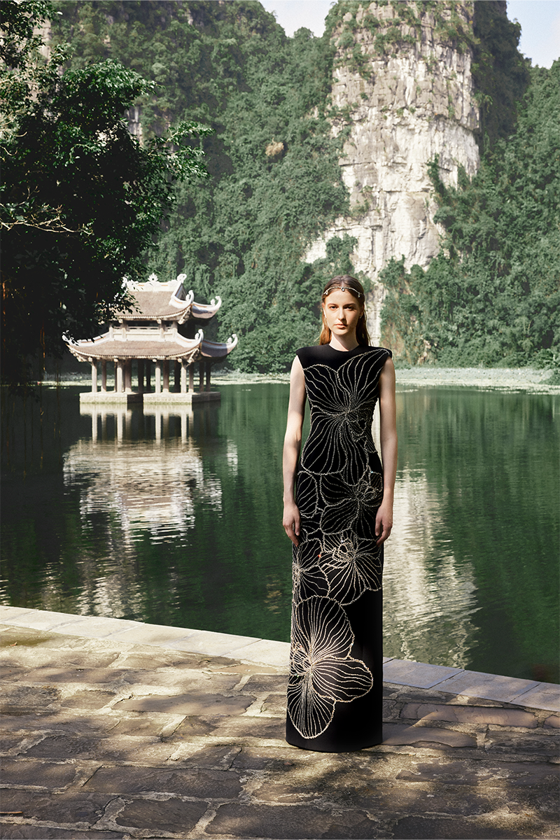 BLACK SLEEVELESS CRYSTAL ORCHID PATTERN GOWN - CULT MIA