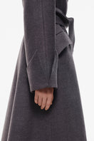 Gray coat with a wide collar from Kris Marán, featuring a stylish, tailored design perfect for cold weather wear.
