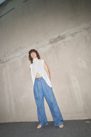 URA Denise stone-washed jeans, casual trousers in light denim with a relaxed fit, shown on a model.
