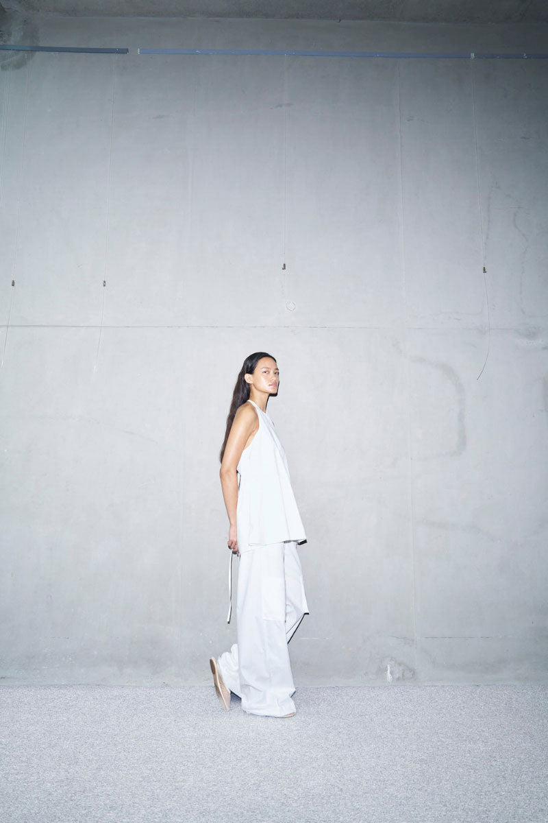 White URA LIMA P trousers, stylish pants with a tailored fit, displayed on a neutral background.