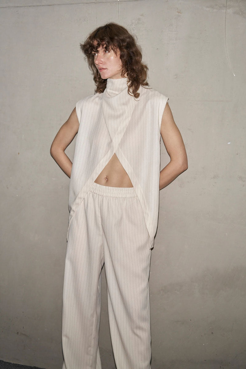 Off-white URA Laura top, stylish women's tops with a modern fit, shown on a model.
