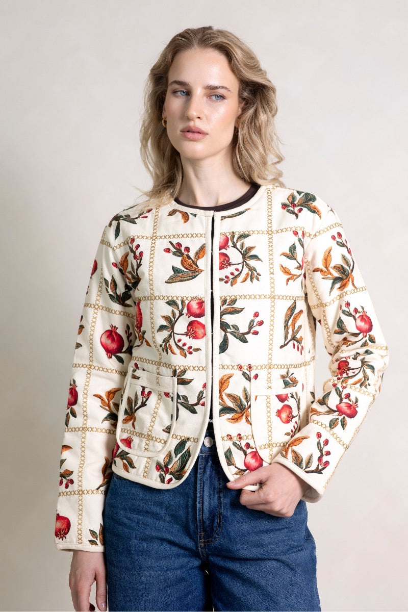 Raishma demi jacket, stylish women's outerwear with a tailored fit, featuring a sleek design and modern details.