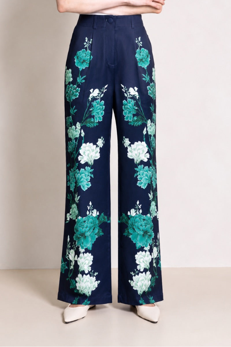 Raishma Jane trousers, stylish pants with a tailored fit, featuring a sleek design and modern silhouette.