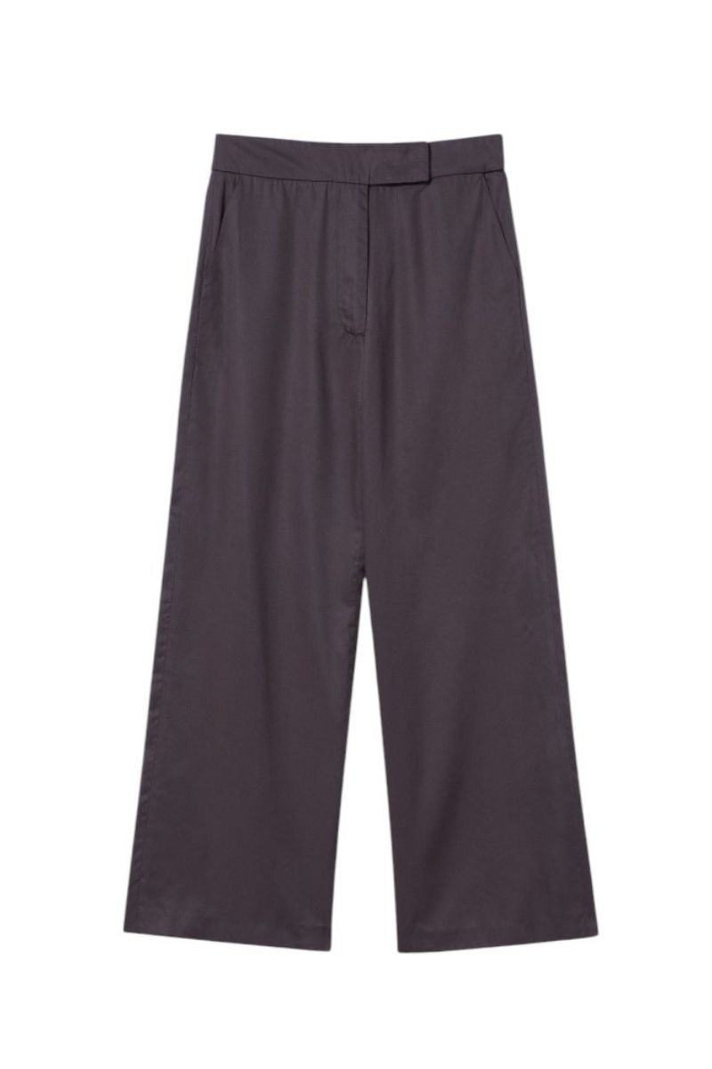 Dāl the Label relaxed wide-leg cropped pants in soft fabric, showcasing a loose fit and cropped length on a mannequin.
